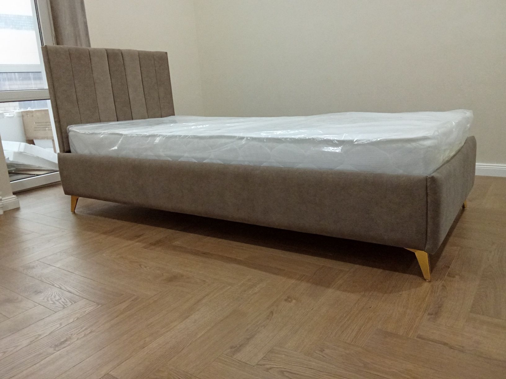 Удобная,деревянная кровать обшитая тканью.кровать на ножках