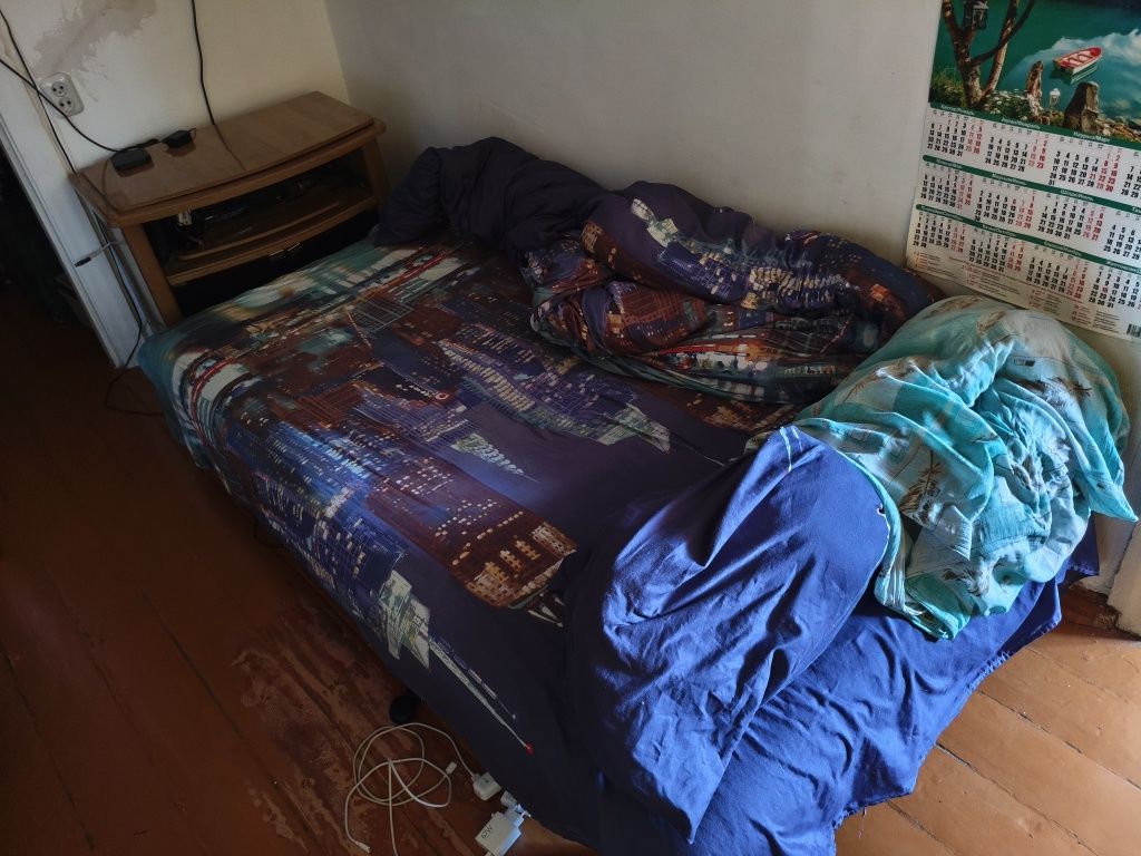 Продам кровать на ножках