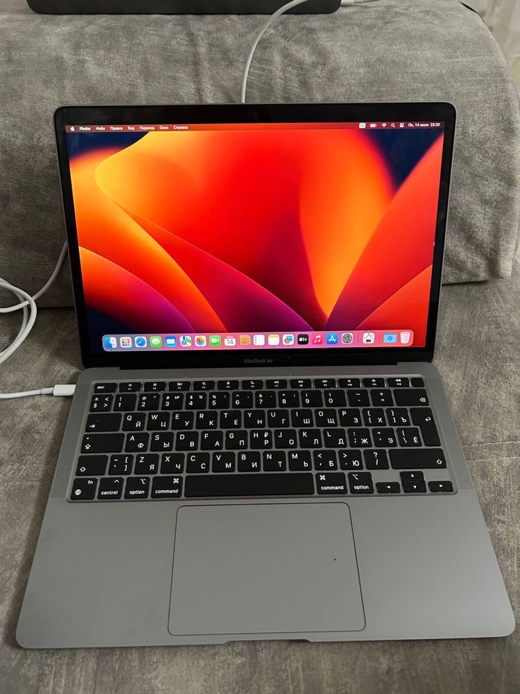Macbook air 2020 M1 akb 100 цикл 19 почти новая