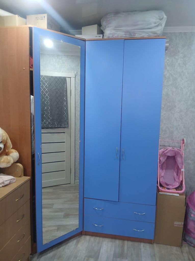 Шкаф угловой, очень вместельный в хорошем состоянии