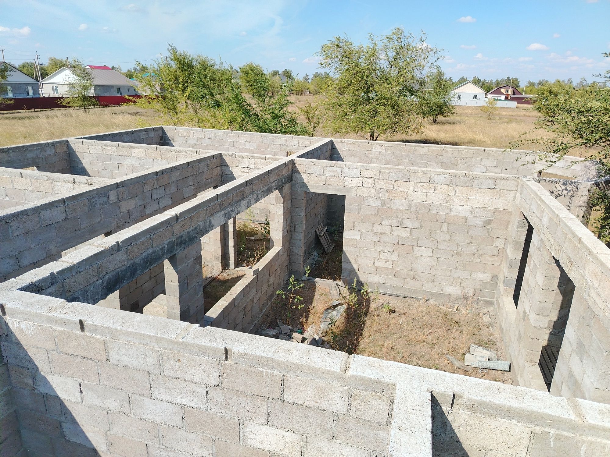 Участок с недостроенным домом