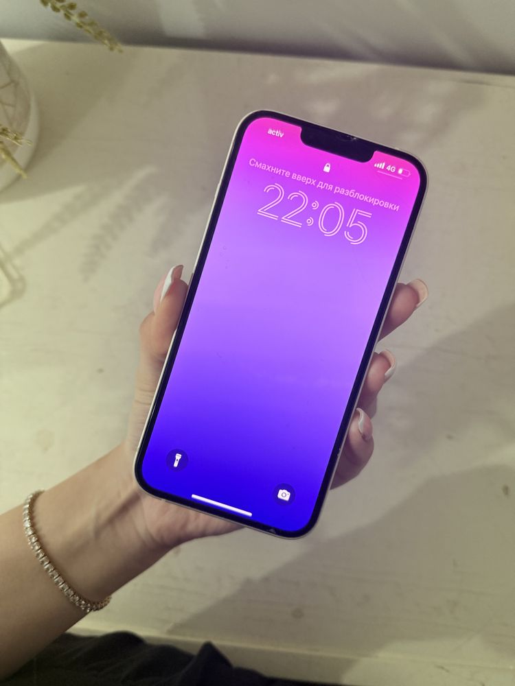 Белый iphone 13.
