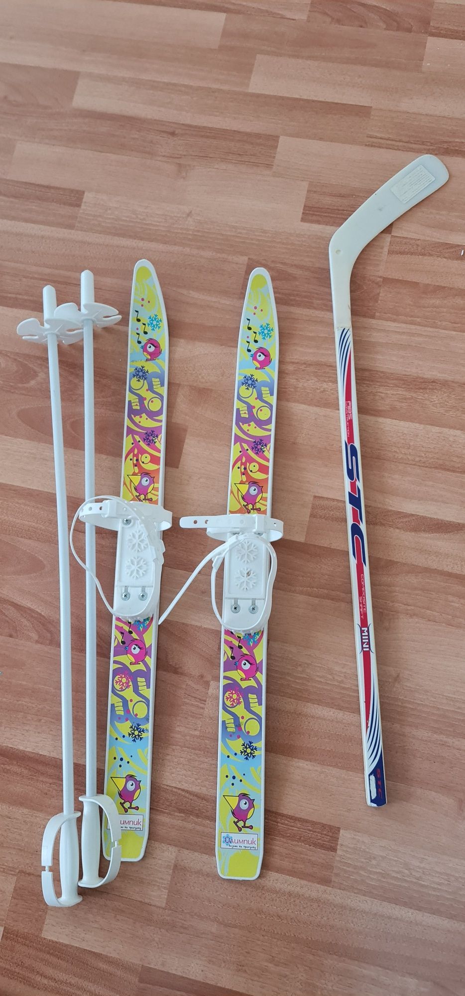 Продам детские лыжи и клюшку