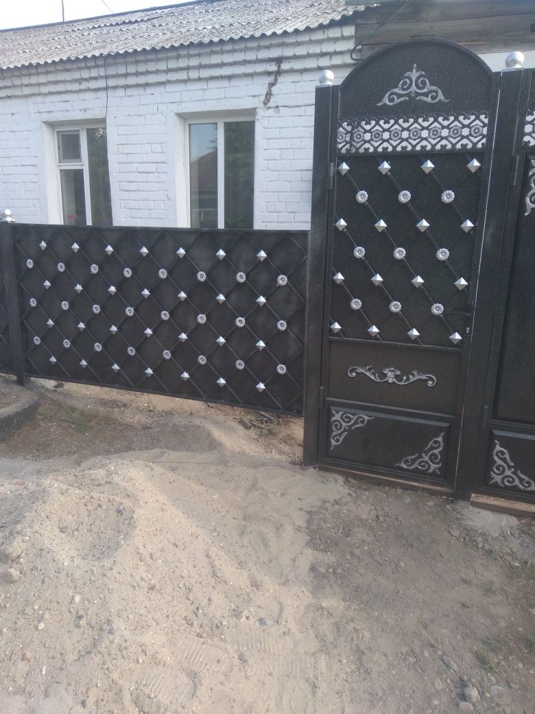Палисадник. Ограждение возле дома.