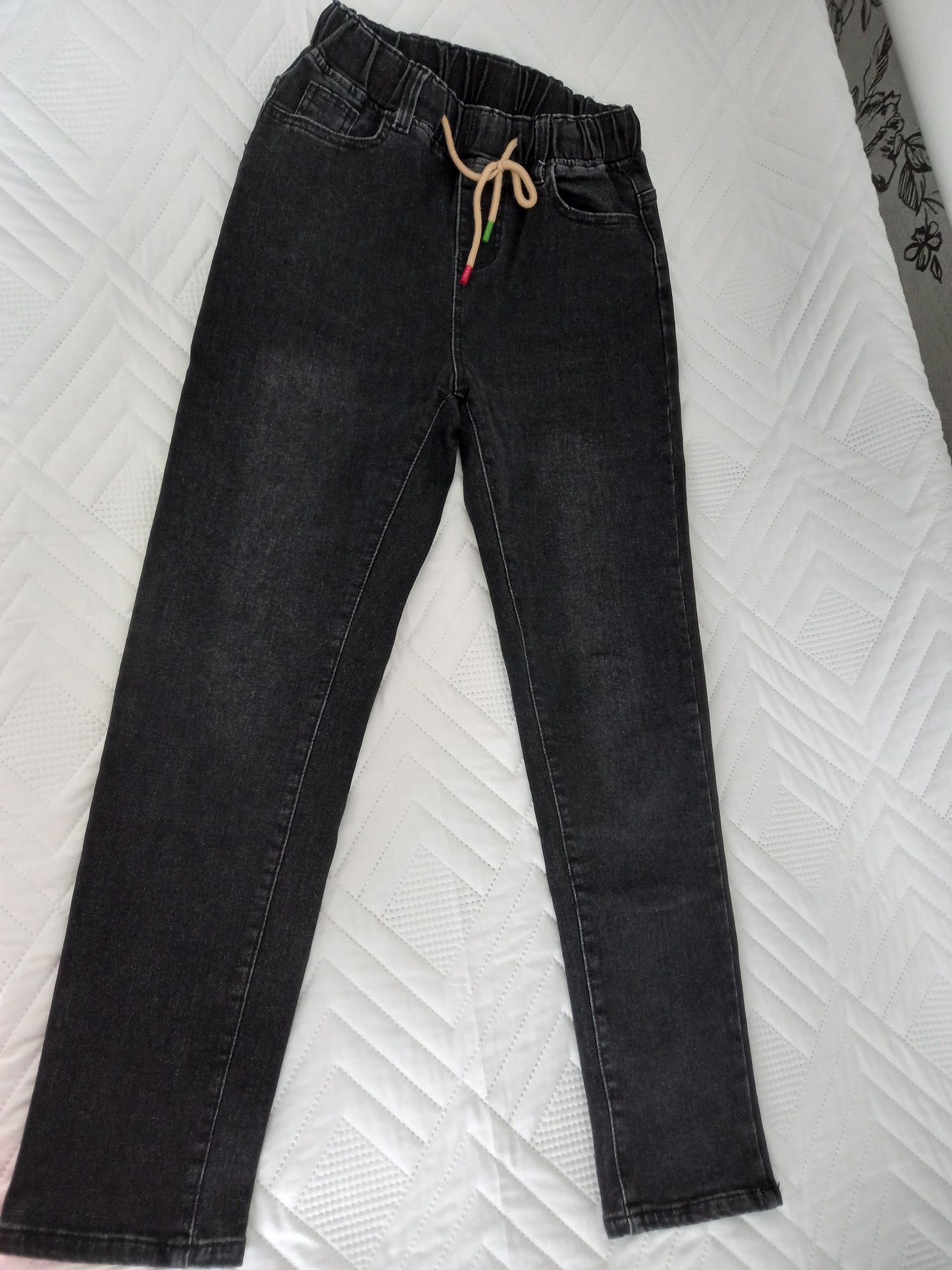 Продам женские джинсы