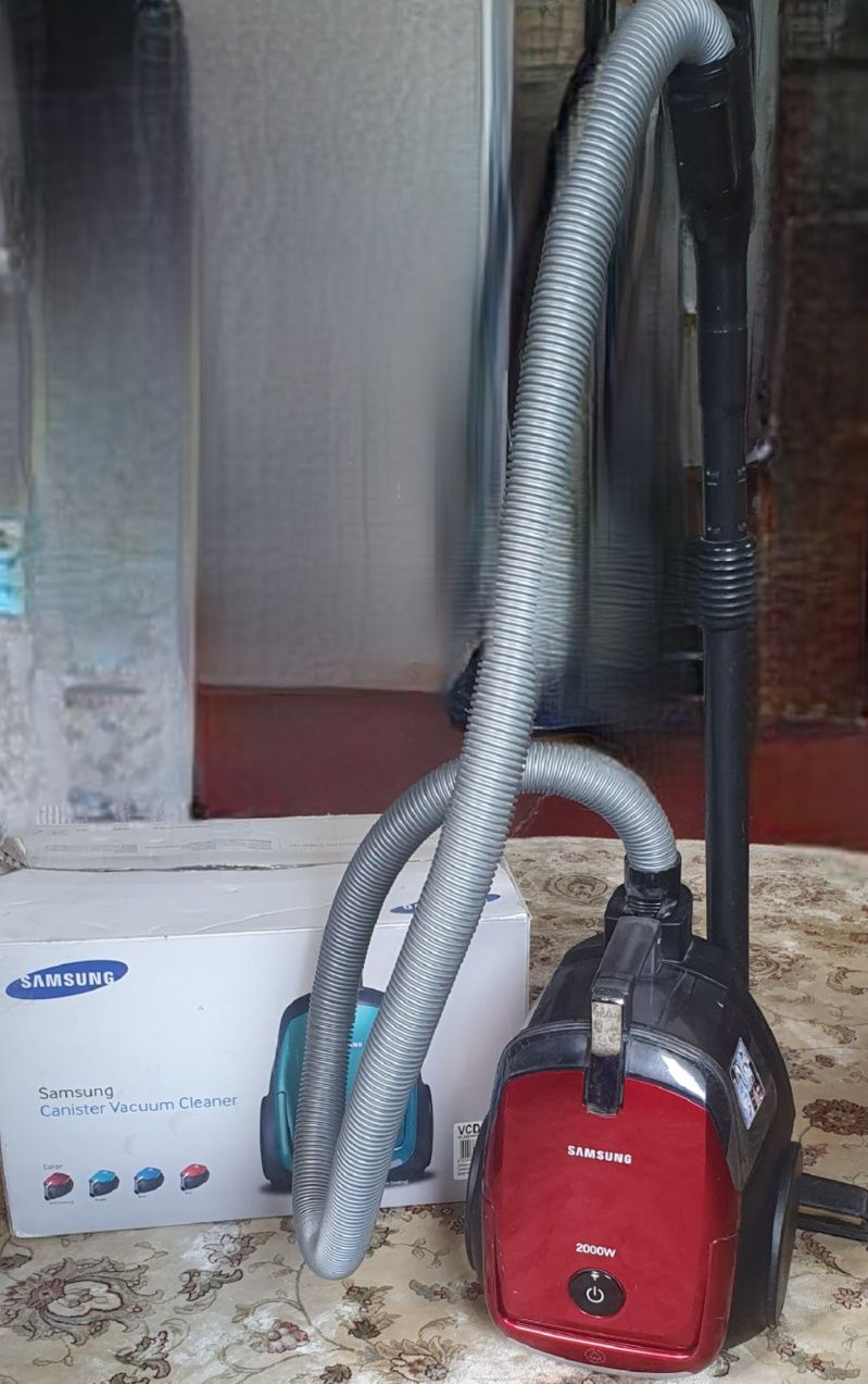 Пылесос Samsung красный