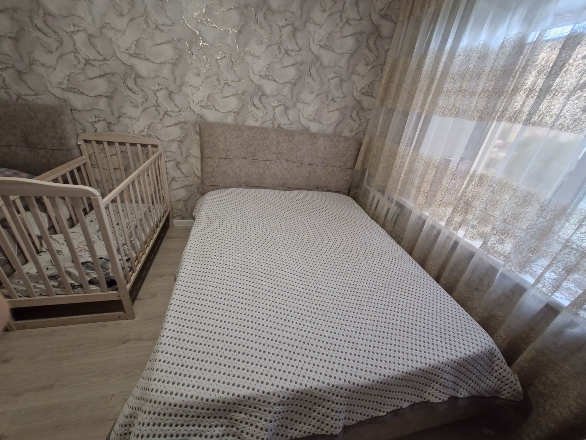 Продам двухспальную кровать с подъёмным механизмом в идеальном состоян