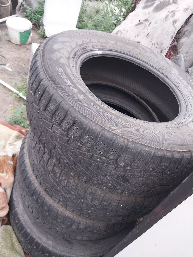 Продам шины зима лето на R17 65/275 Nokian