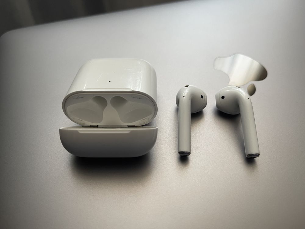 Продам наушники AirPods 2-го поколения (A2031) оригинал