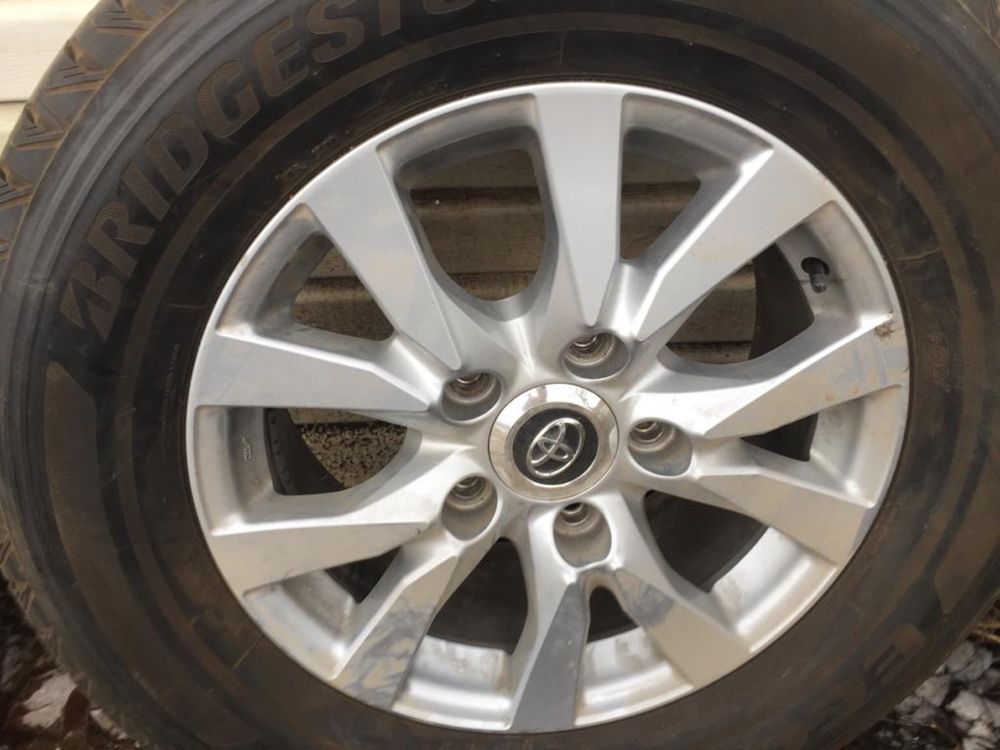 Продам оригинальные диски с резиной на Toyota Land Cruiser 200, R18