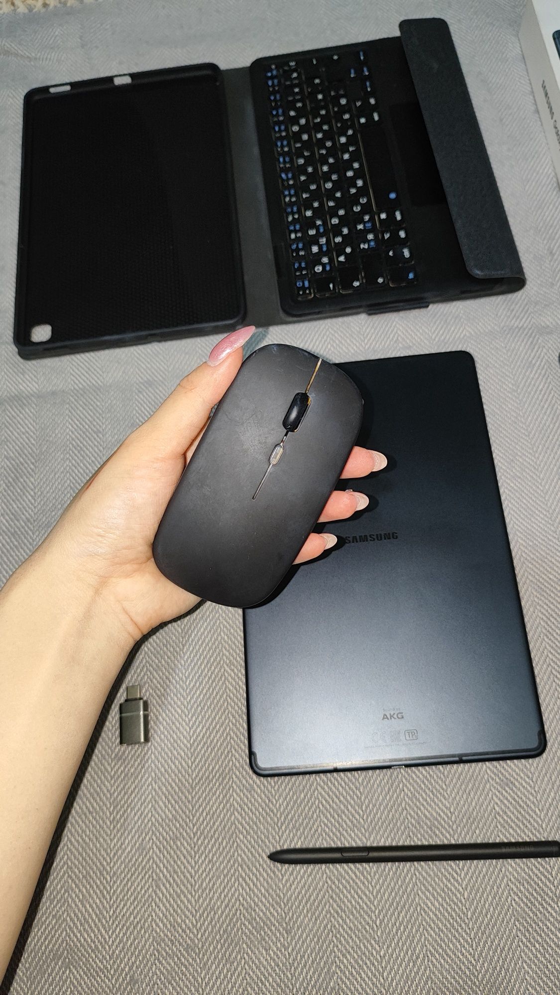 Планшет  Samsung Galaxy Tab S6 Lite 64 Гб чехлами, клавиатурой, мышкой