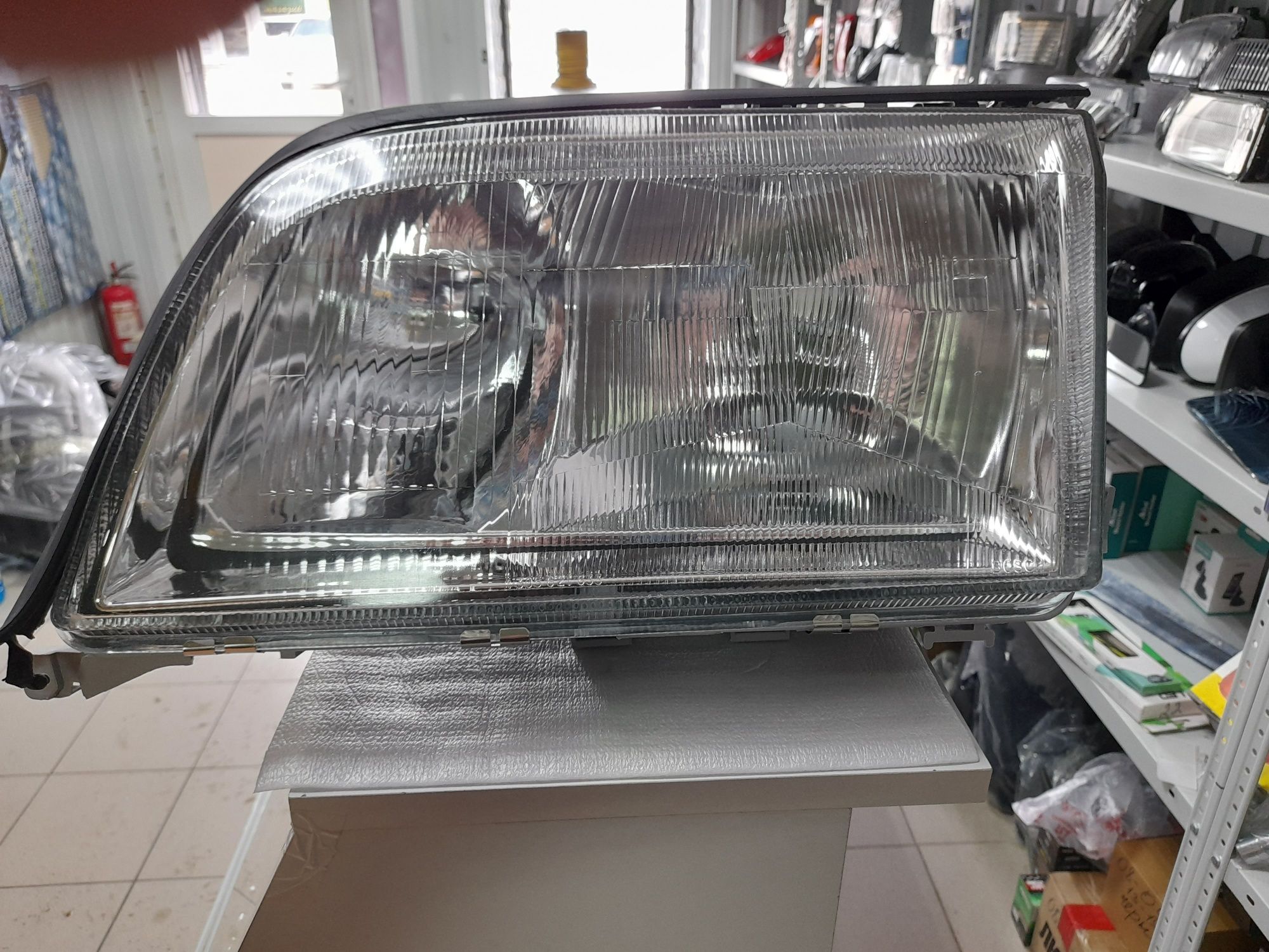 Продам комплект фар на Мерседес 140