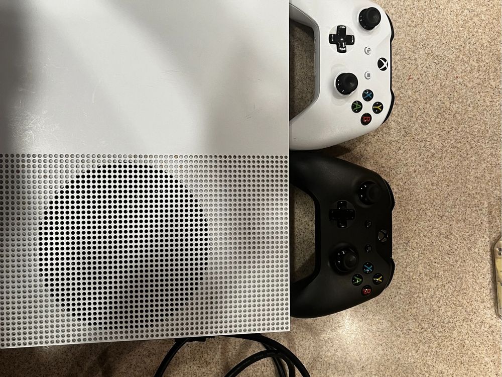 Xbox one s вместе с диском мк11 и двумя джойстиками