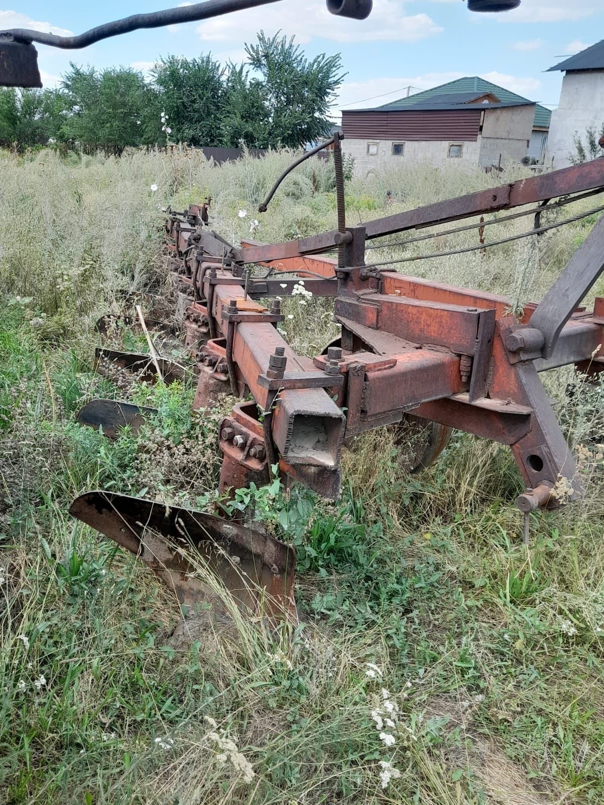 Продам К700 вместе с плугом срочно можно и по отдельности цена