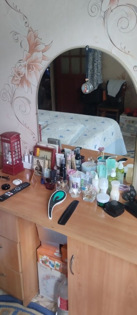 2х спальная кровать, трюмо, шкаф.