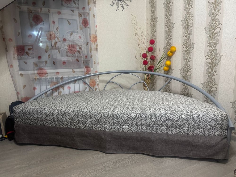 Продается круглая кровать с металлическим каркасом.