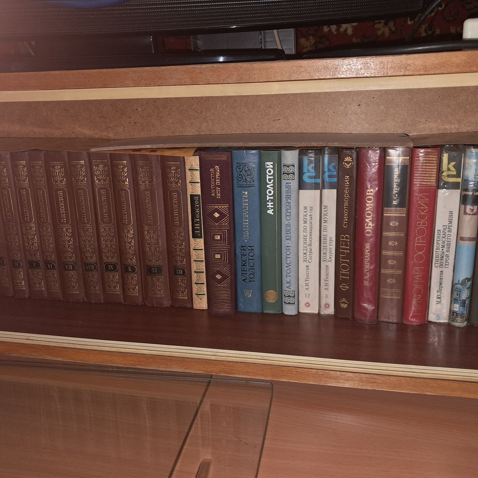 Продам Книги советских писателей..
