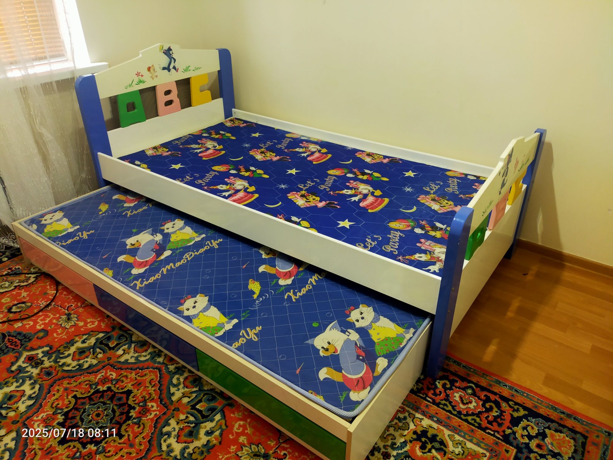 Продам прихожую,кровать и детские кровати