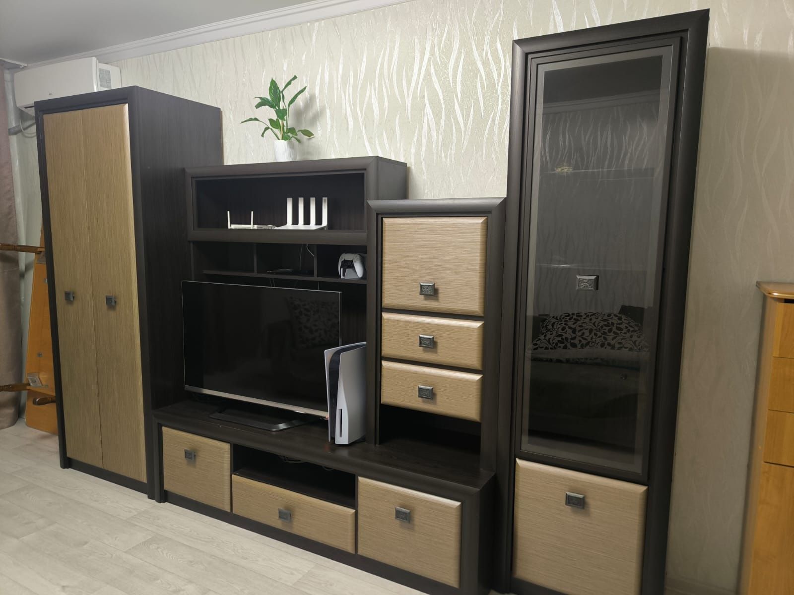 Продам шкаф горку для гостиной в хорошем состоянии.