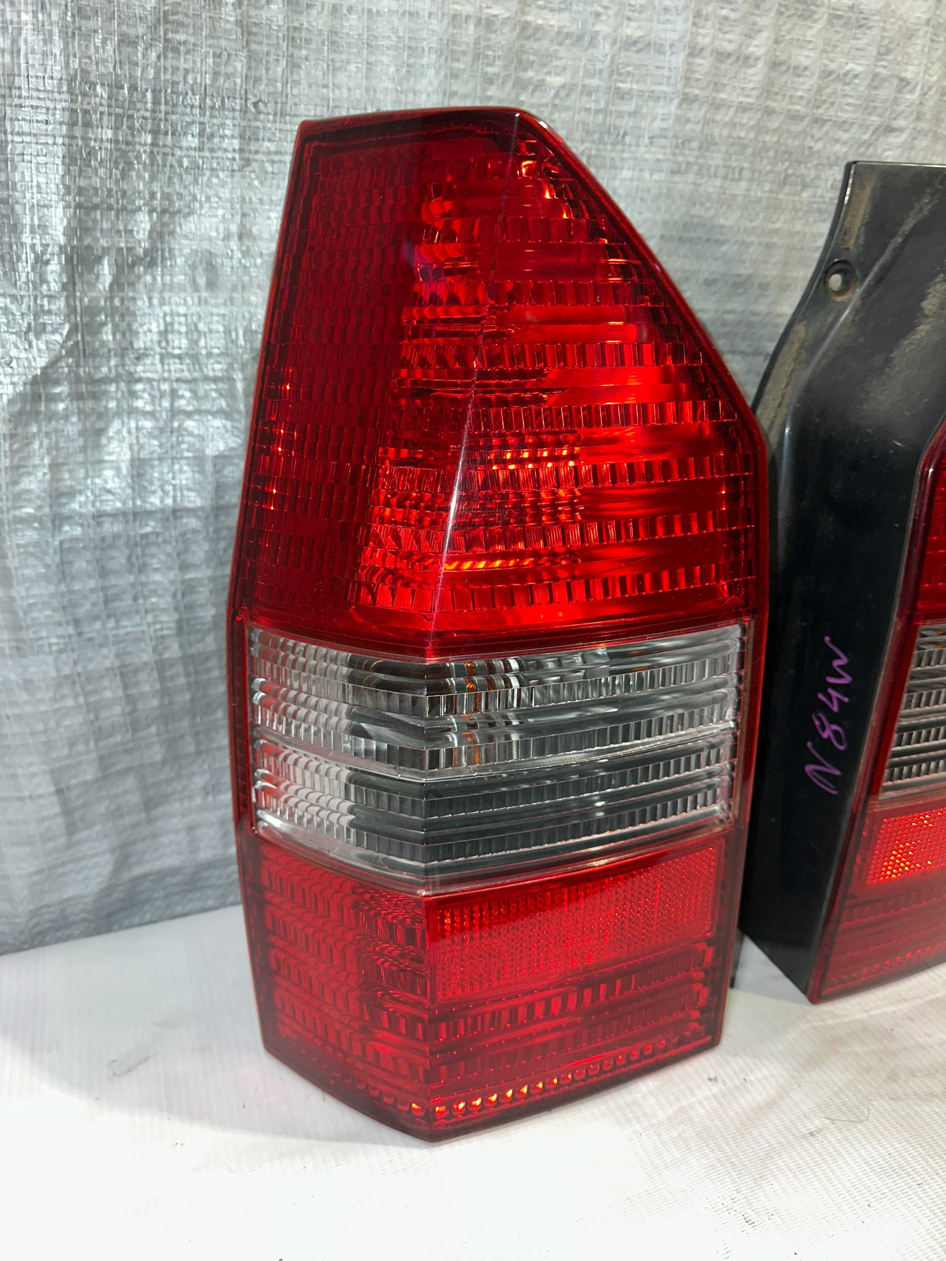 Задние фонари фонарь Mitsubishi Chariot Grandis N84W, оригинал