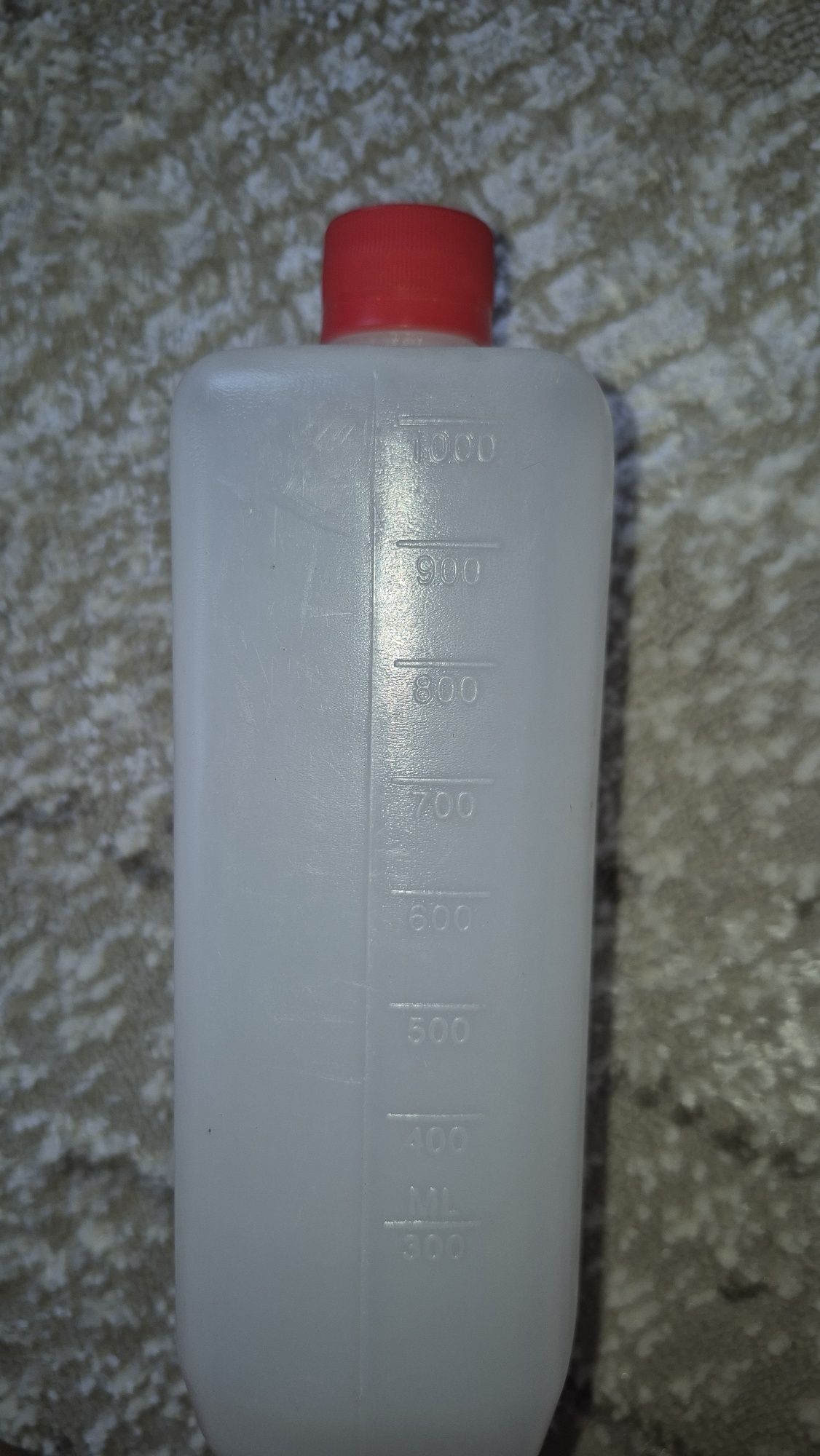 Продам пластиковую ёмкость 1л