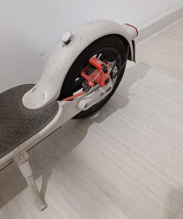 Продам Электросамокат Xiaomi Mi Electric Scooter 3 Белый + Подарок
