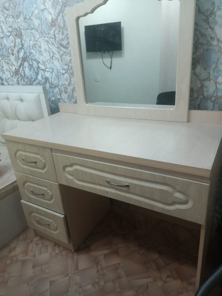 Продам стол с зеркалом