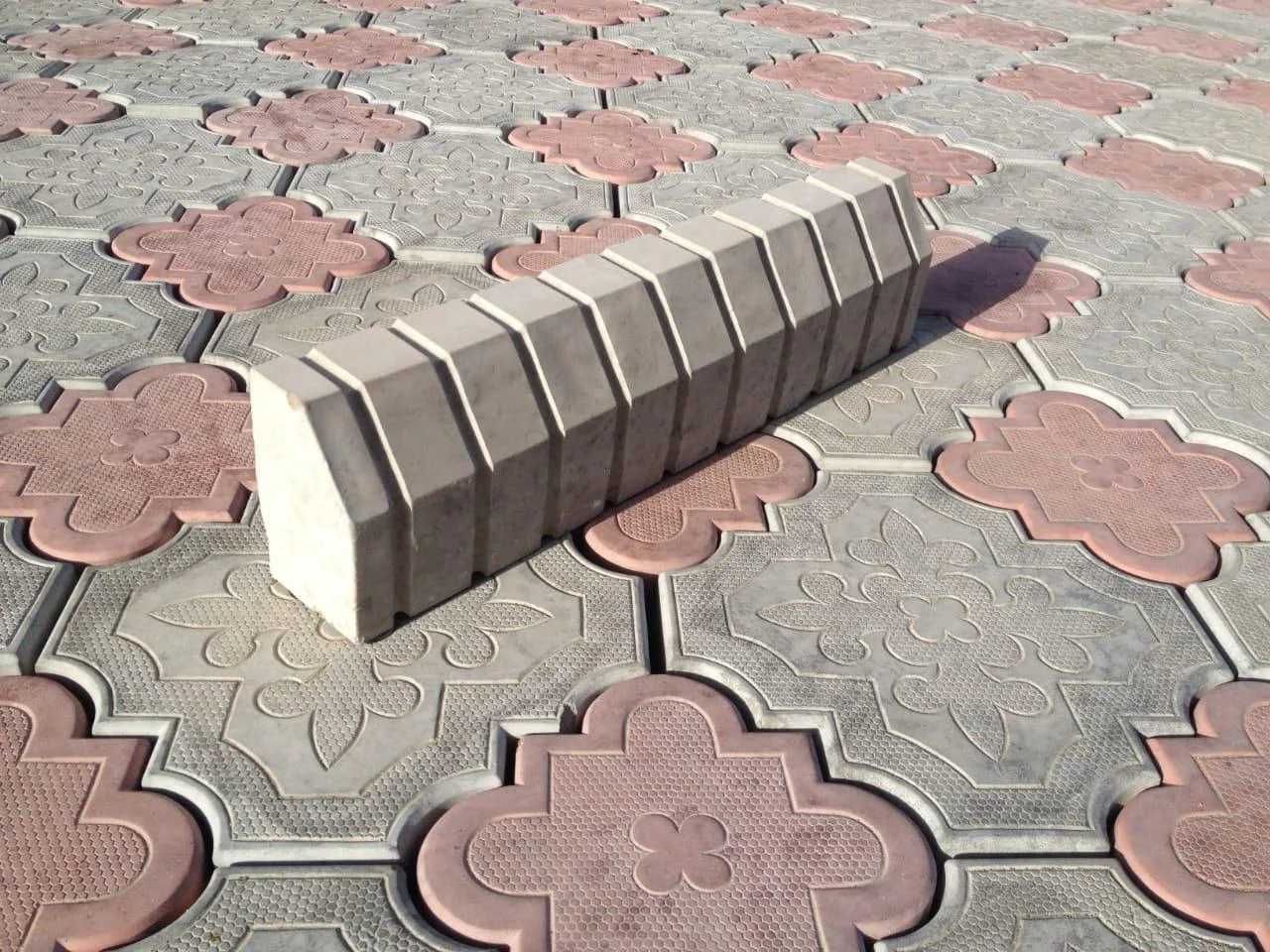 Дорожный бордюр, поребрик.