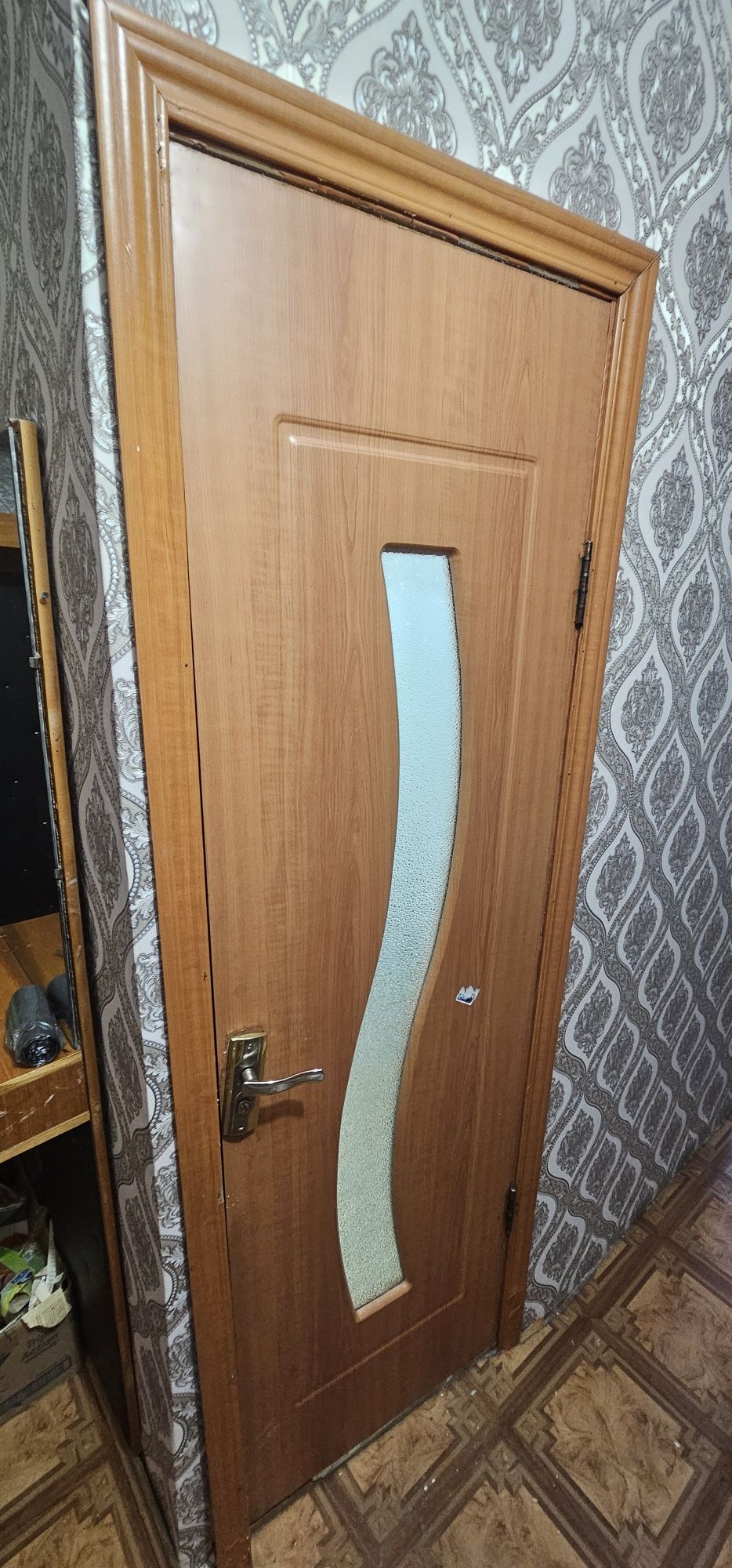 Вешалка, зеркало , тумба,  дверь на 80 и 60 с обналичкой - бесплатно