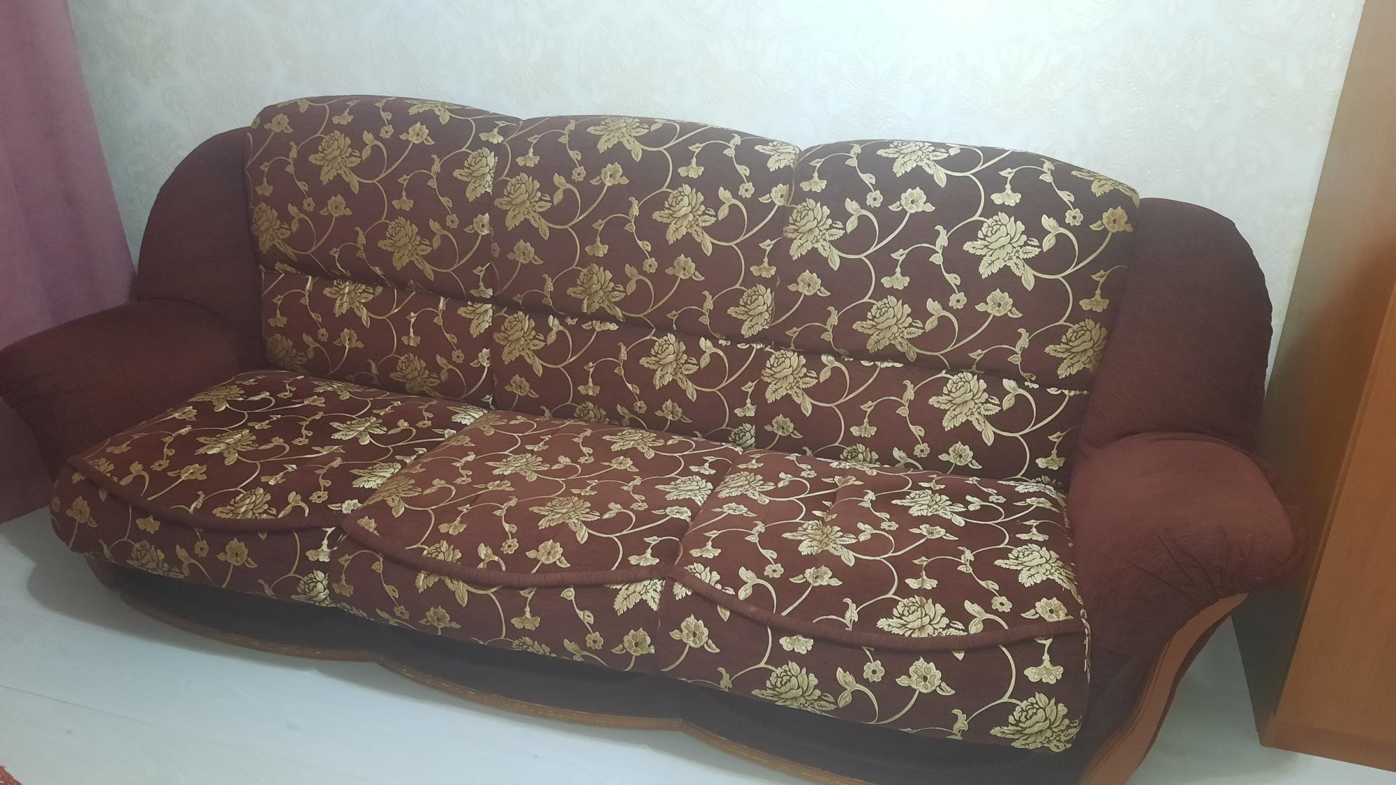 Продам диван с двумя креслами и шкаф