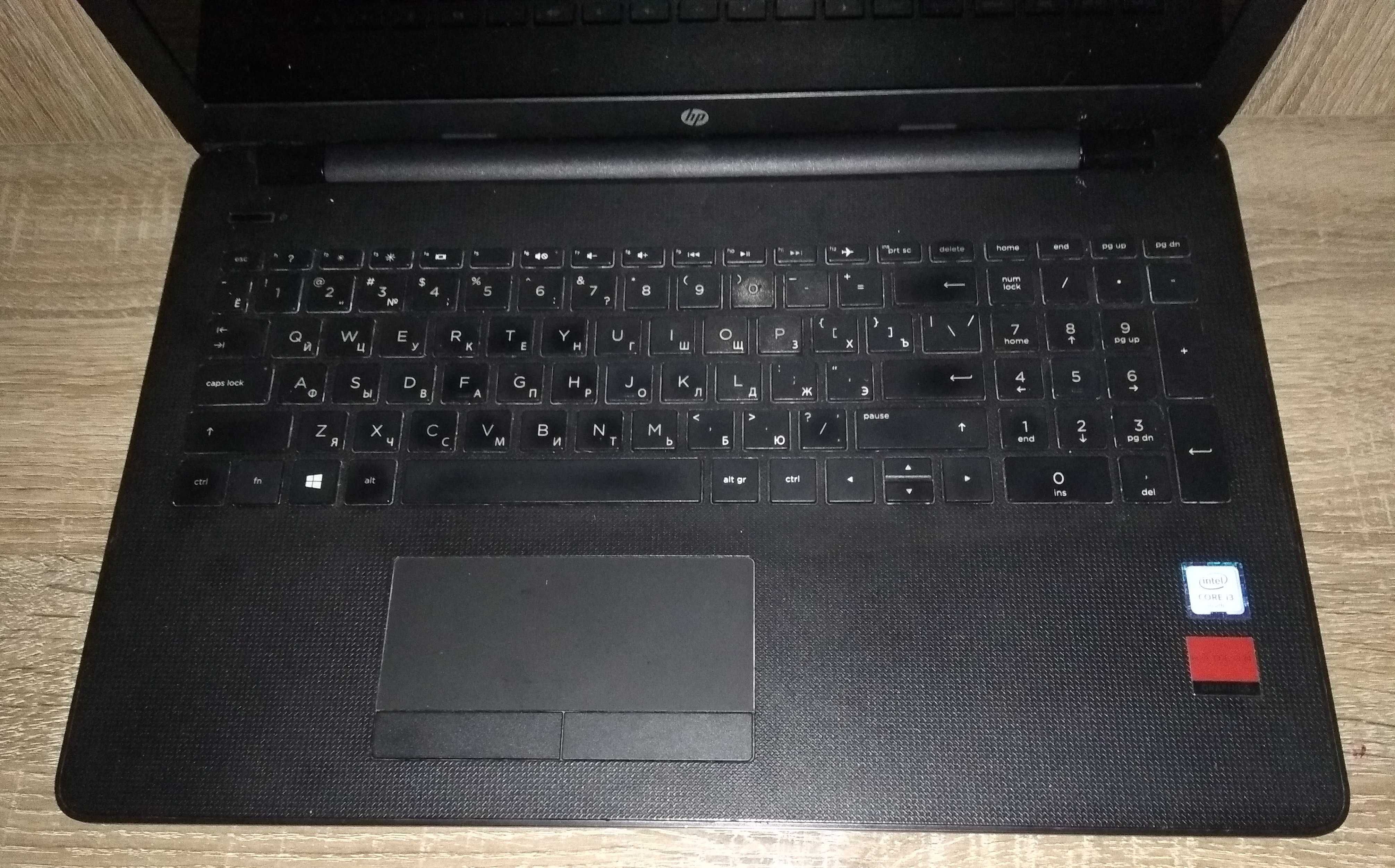 ноутбук HP с сумкой и мышкой