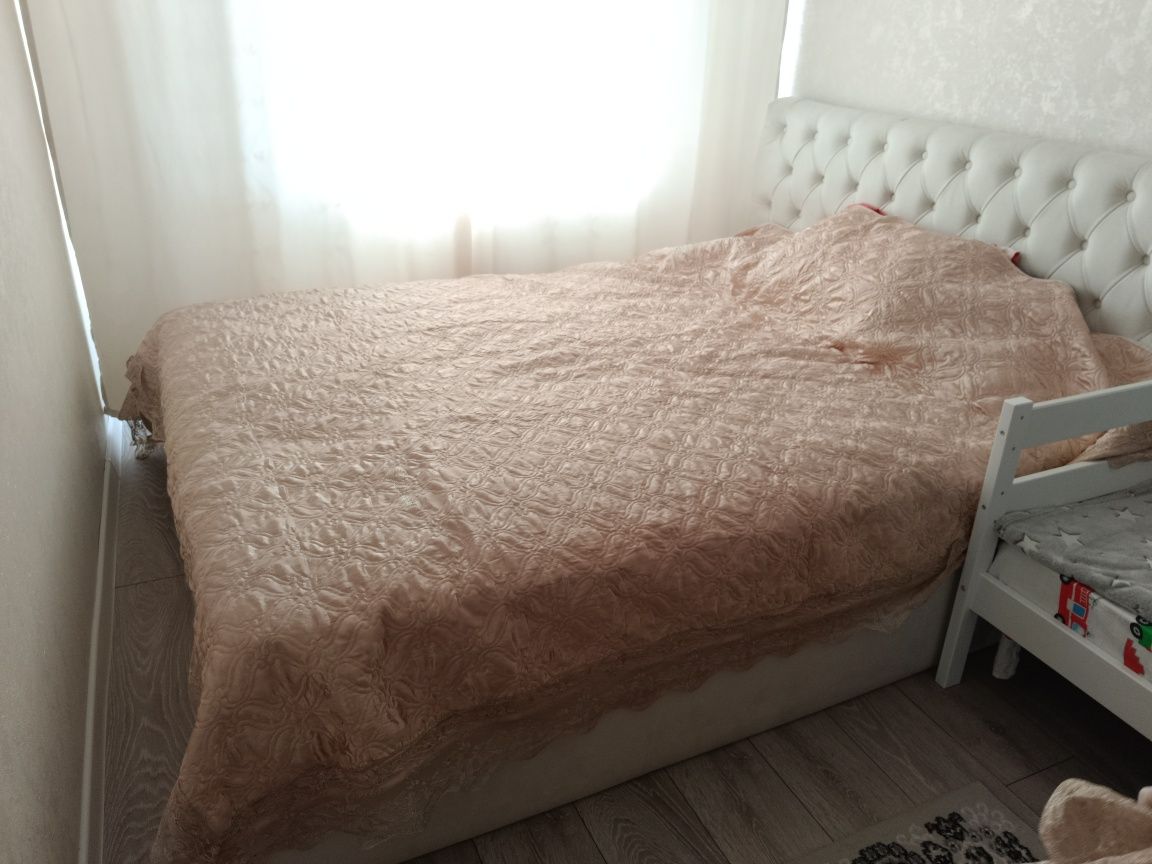 Продам покрывало на 2х спальную кровать