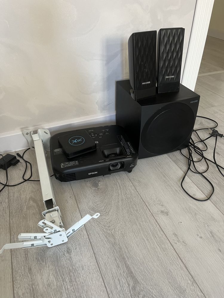 Два комплекта: Проектор Epson + акустика Microlab,