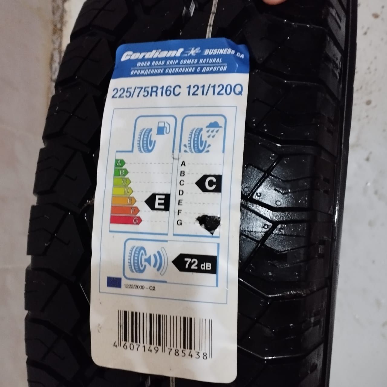 продаю шину от машины
