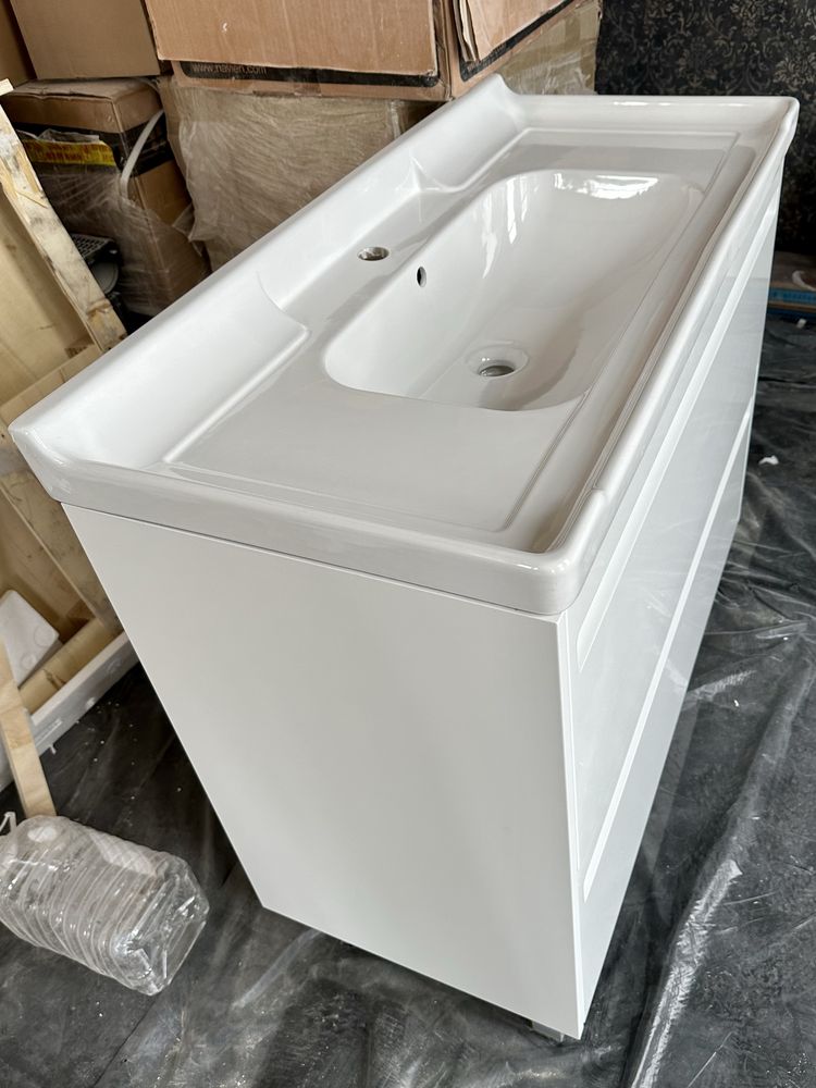 Продам новую тумбу с раковиной (100 см)