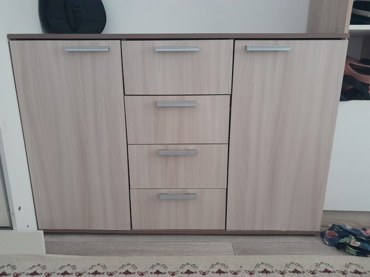 Продаётся шкаф гарнитура и тумбочка.