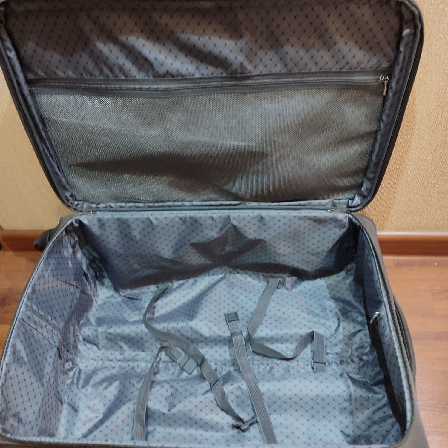 Продам большой черный чемодан,размер 74/48