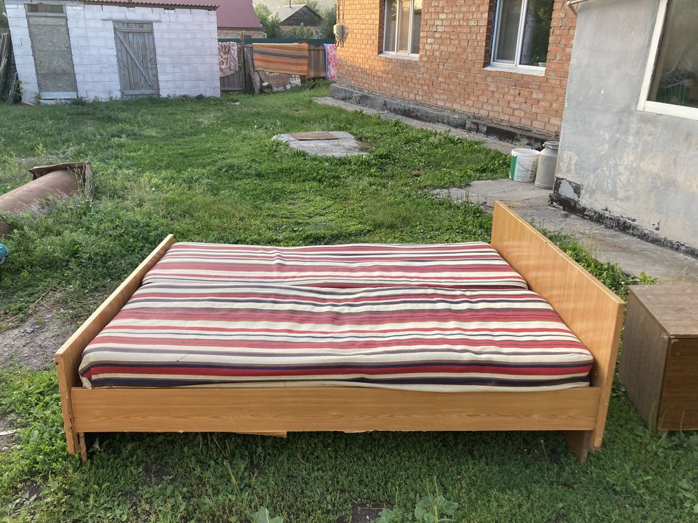 Отдам двухспальную кровать
