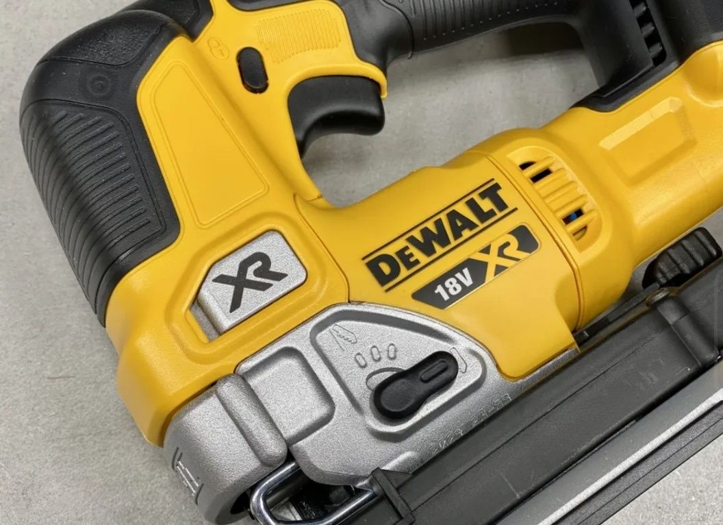 Лобзик аккумуляторный DeWalt DCS334N