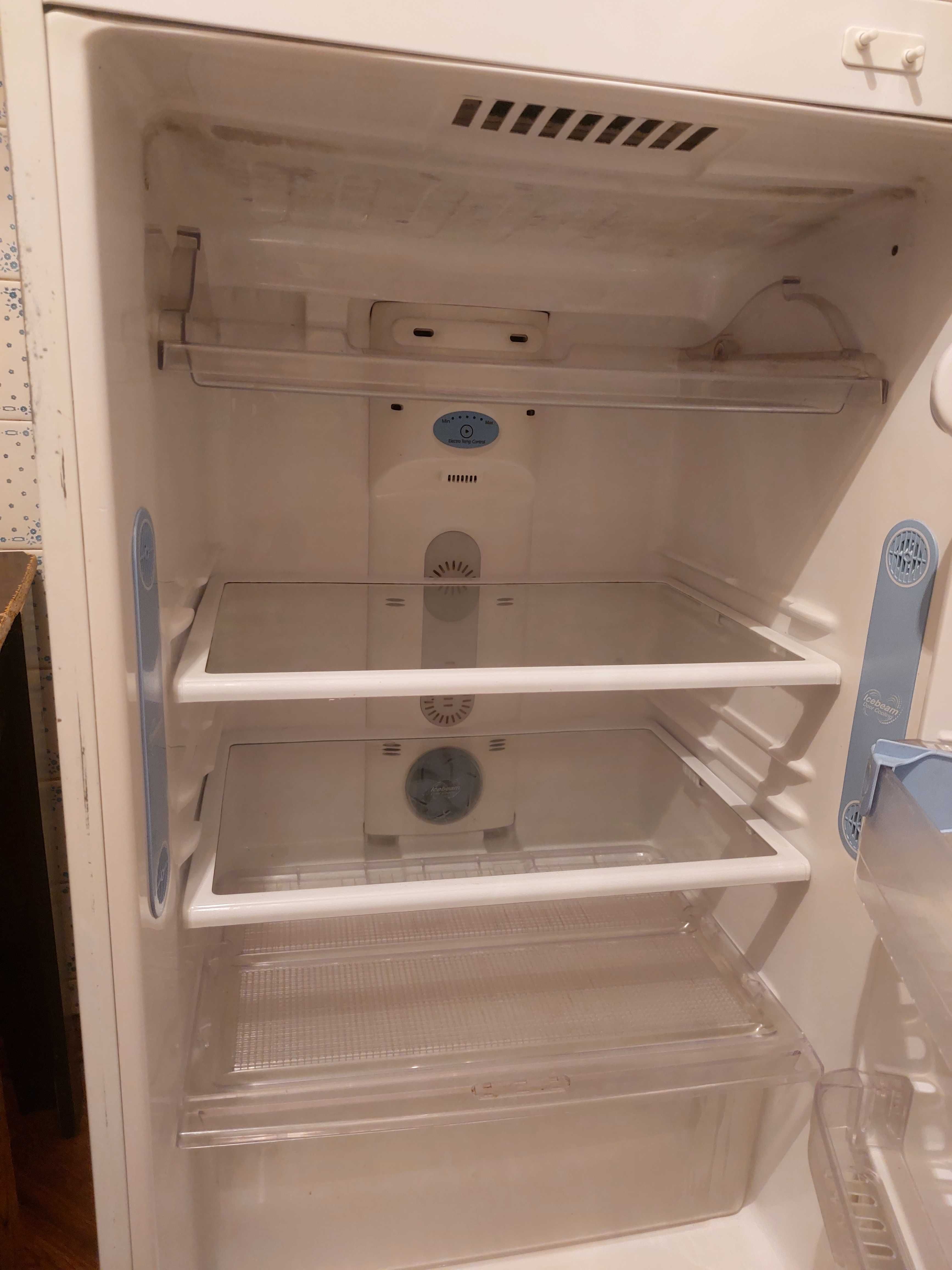 Продам - холодильник, микроволновку и шкаф.