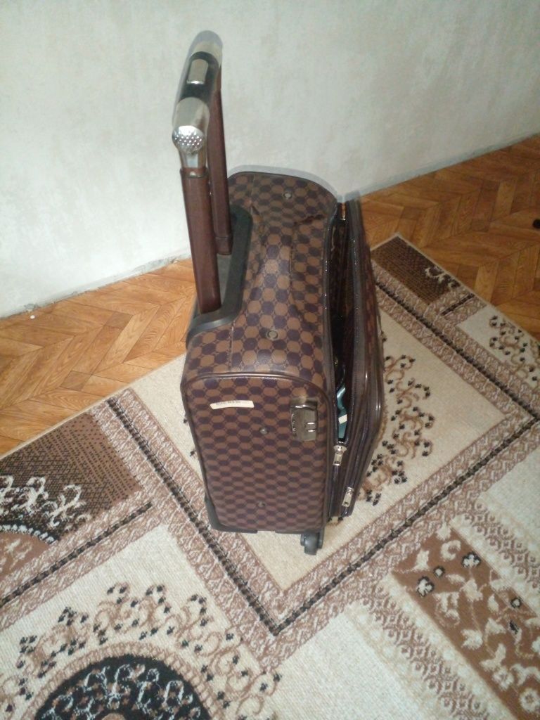 Продам Чемодан...