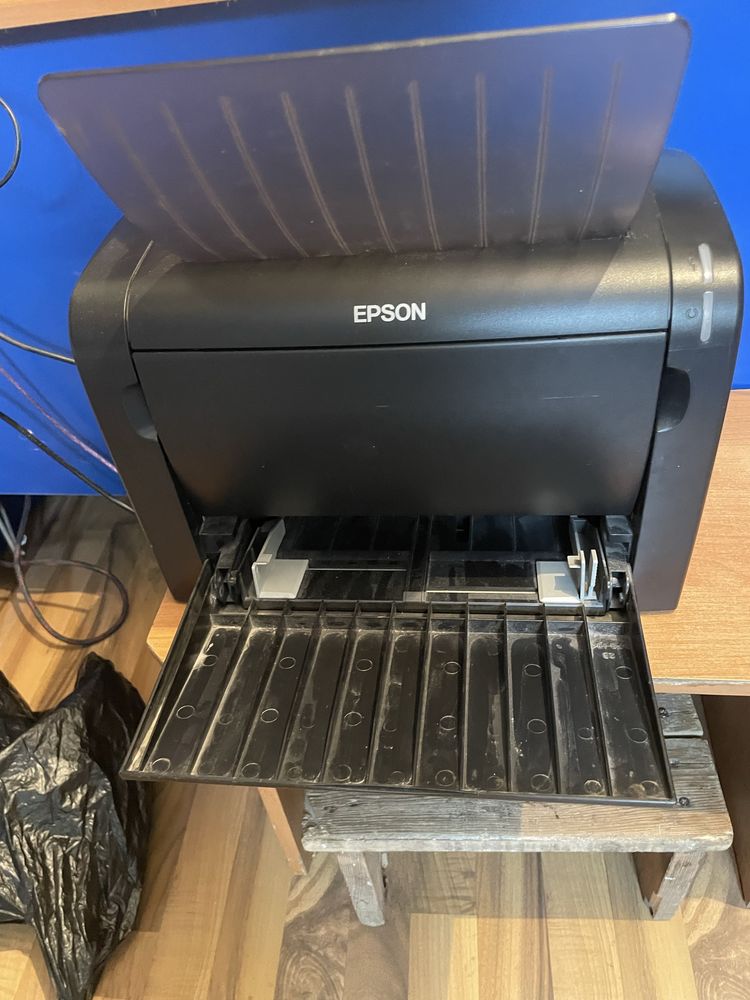 Принтер Epson Aculaser M1200 в рабочем состоянии