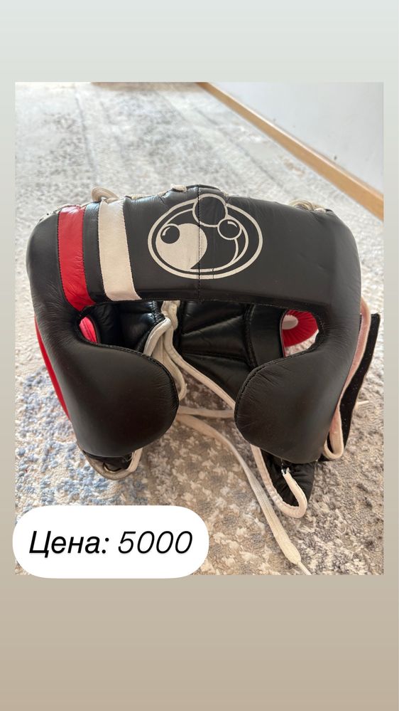 Боксерсике перчатки, шлем, кроссовки