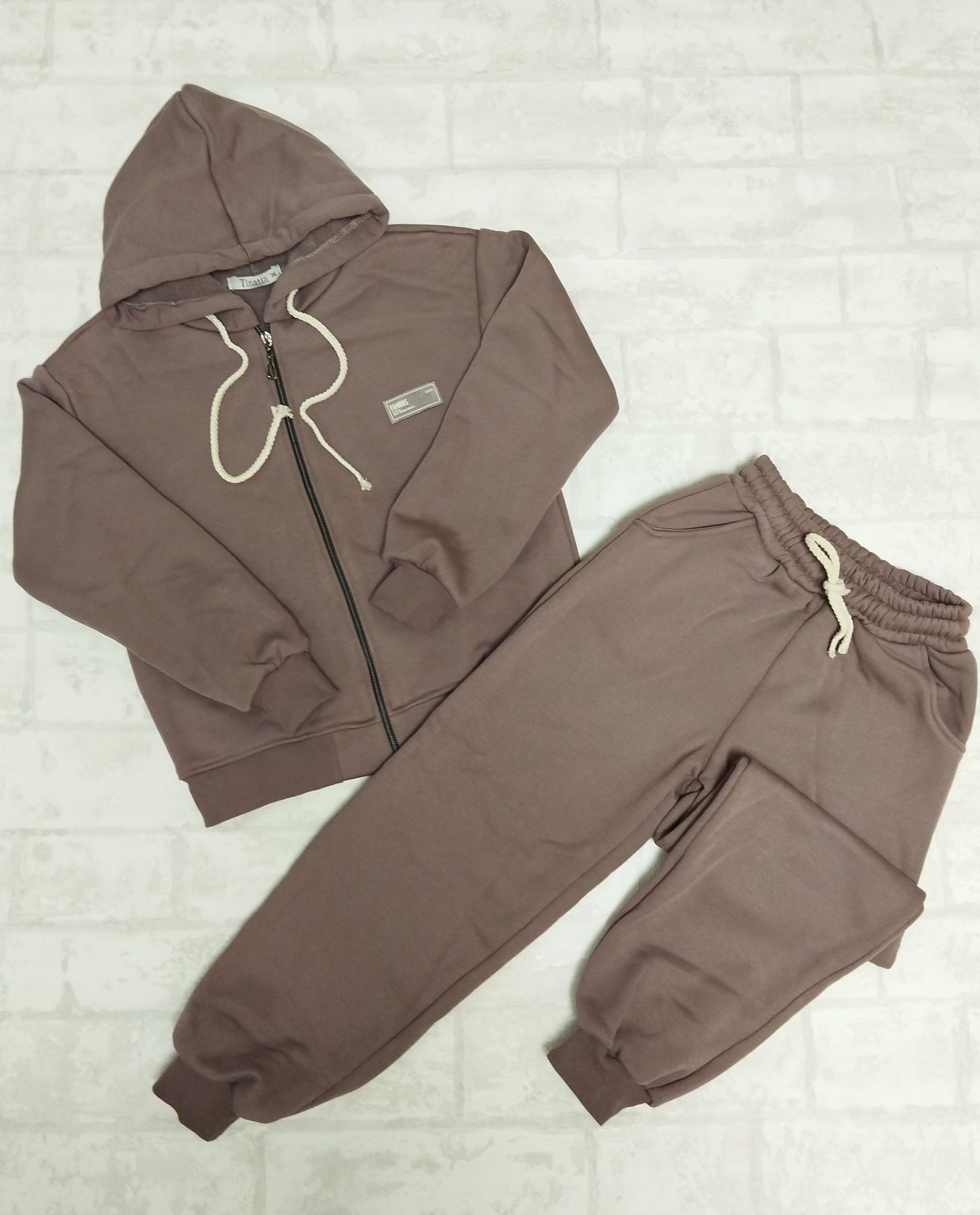 Продам спортивные костюмы(новые)