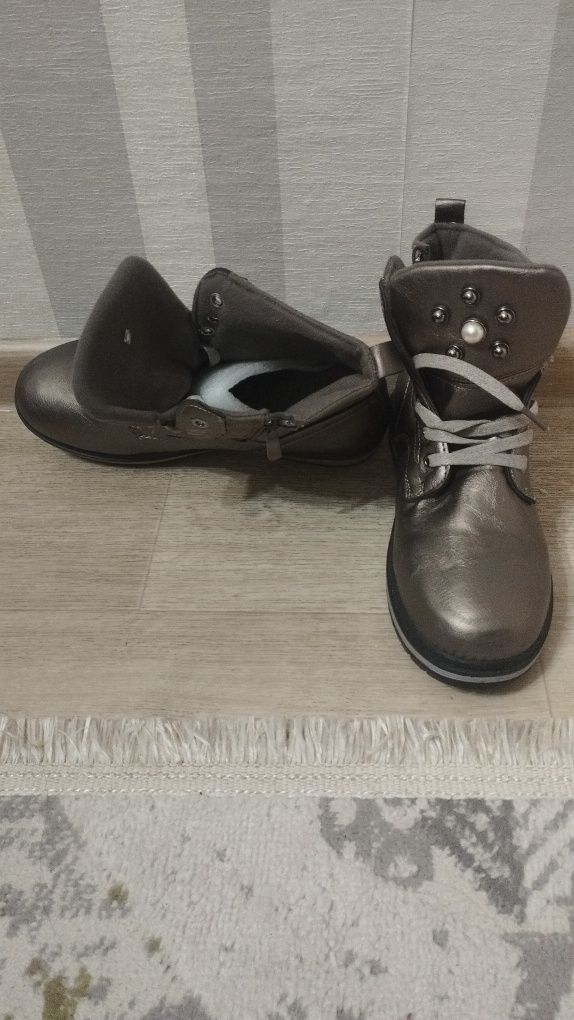 Продам женские ботинки