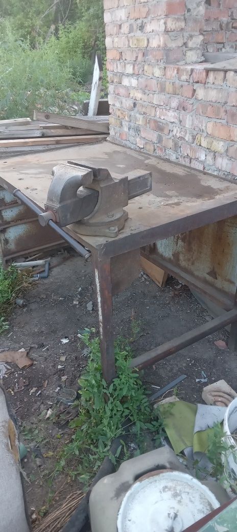 Тиски слесарные, поворотные, чугун, 7827 с верстаком