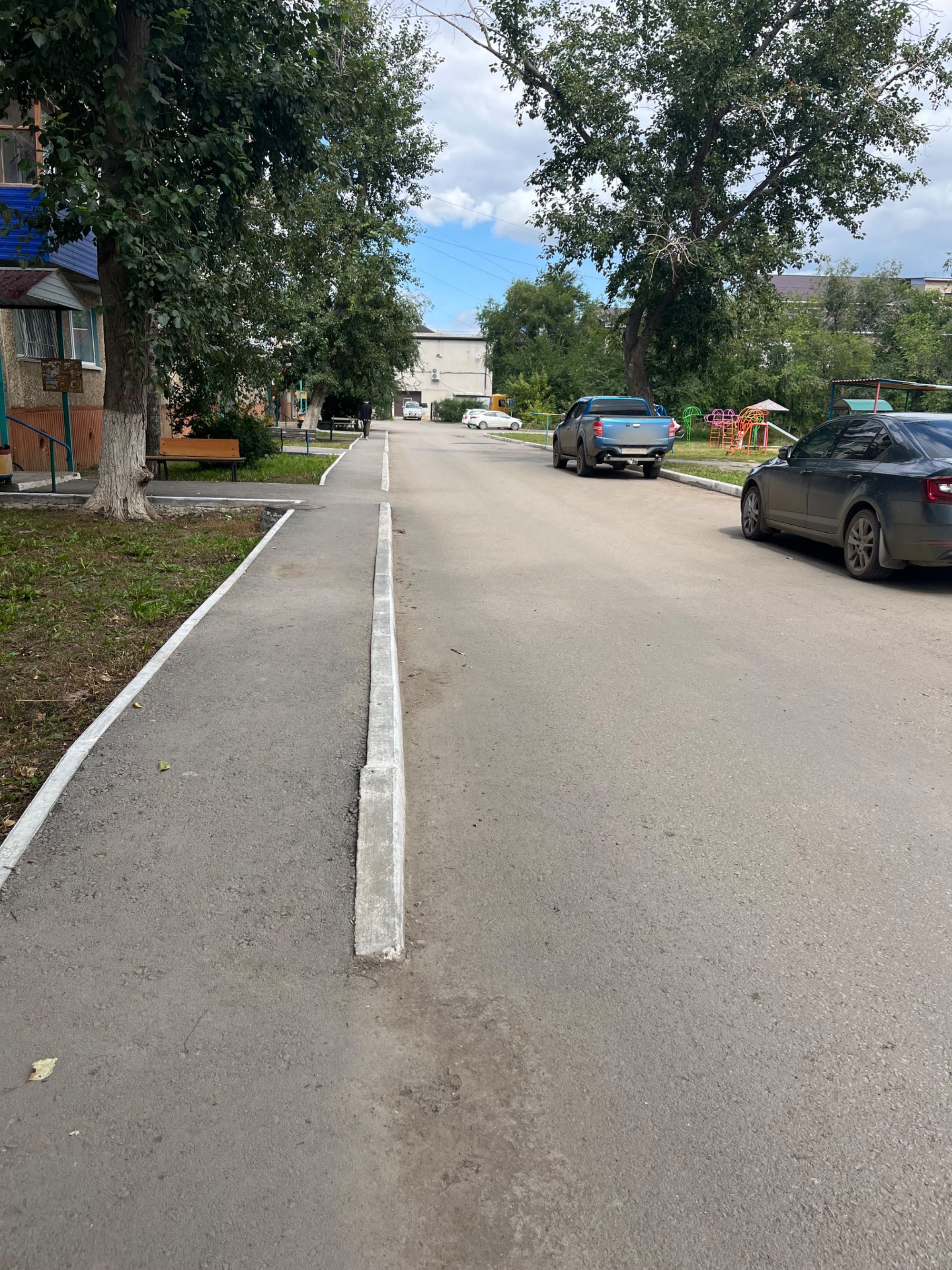 Продается 4-х комнатная квартира в 6 мкр. 62 дом (район мини рынка)