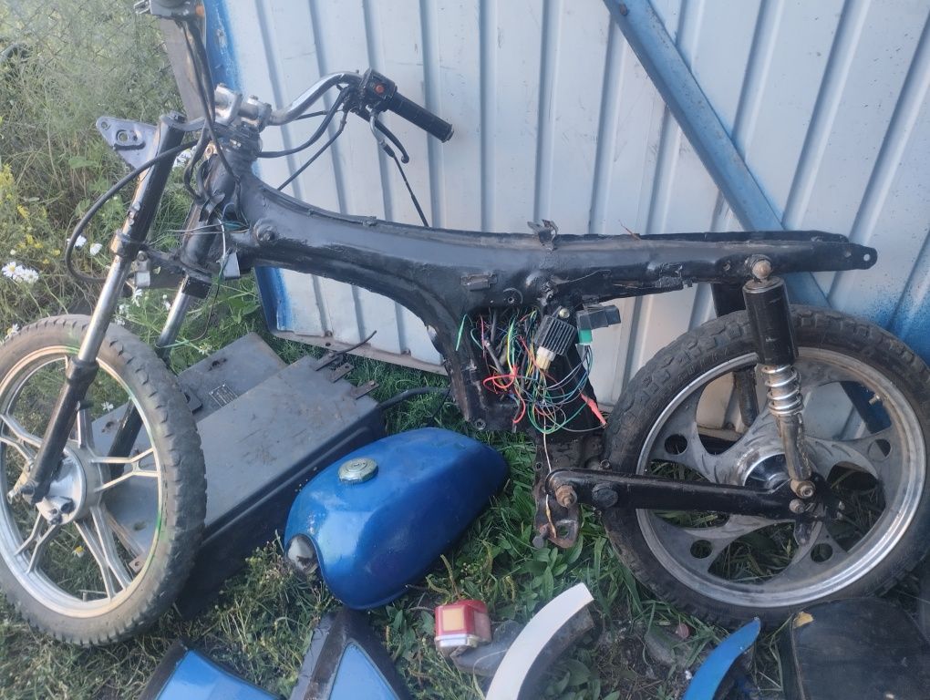 Продам альфа целиком или по болтам нету двигателя