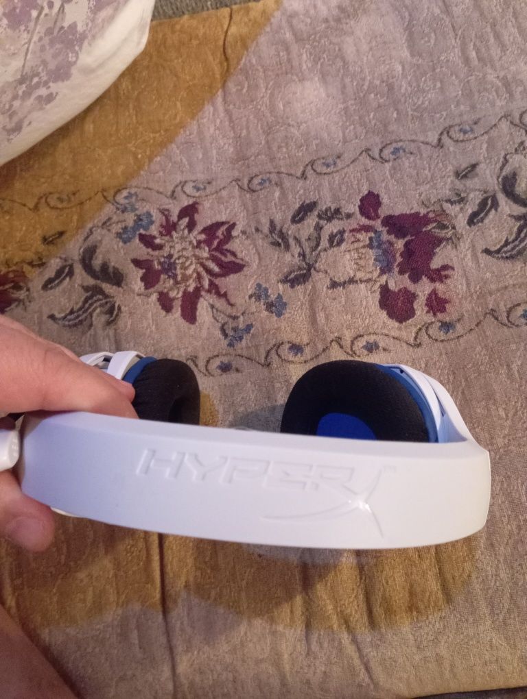 HyperX игровой наушники беспроводные оригинал куплен с каспи .
