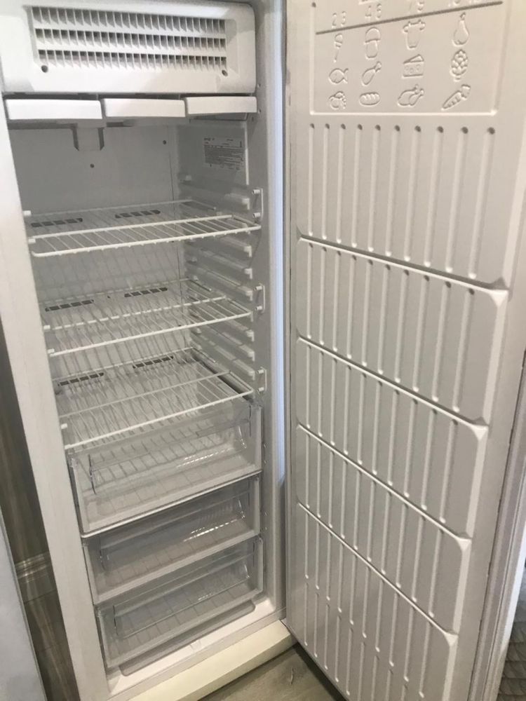 Морозильный шкаф INDESIT
